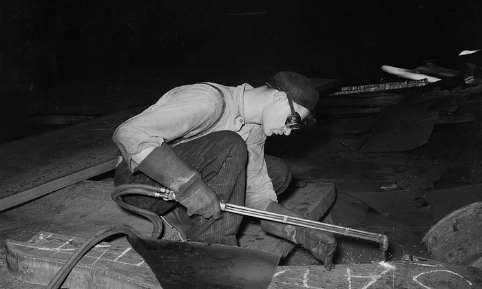 Muncitor într-o oțelărie din Pittsburgh, Pennsylvania, în perioada interbelică (© Arthur Rothstein / Library of Congress)