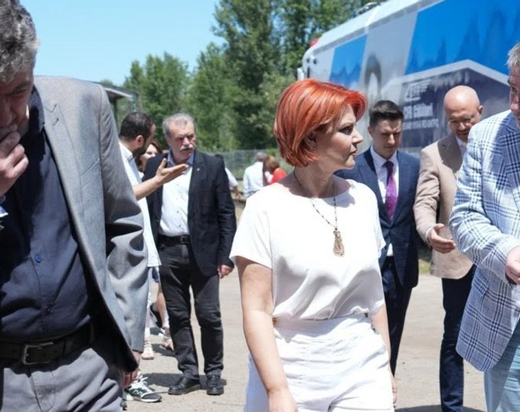 Olguța Vasilescu amenință cu instanța „un individ” pe care îl acuză de denigrare la adresa sa și a familiei sale: „Aflu că îi transmit bani prin paradisuri fiscale”