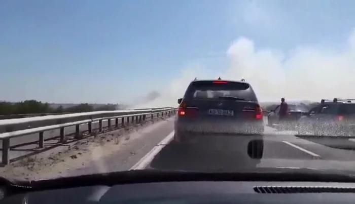 Din cauza fumului dens, traficul a fost blocat zeci de minute, pompierii ISU Dâmboviţa reuşind lichidarea incendiului după aproximativ o oră FOTO Mediafax