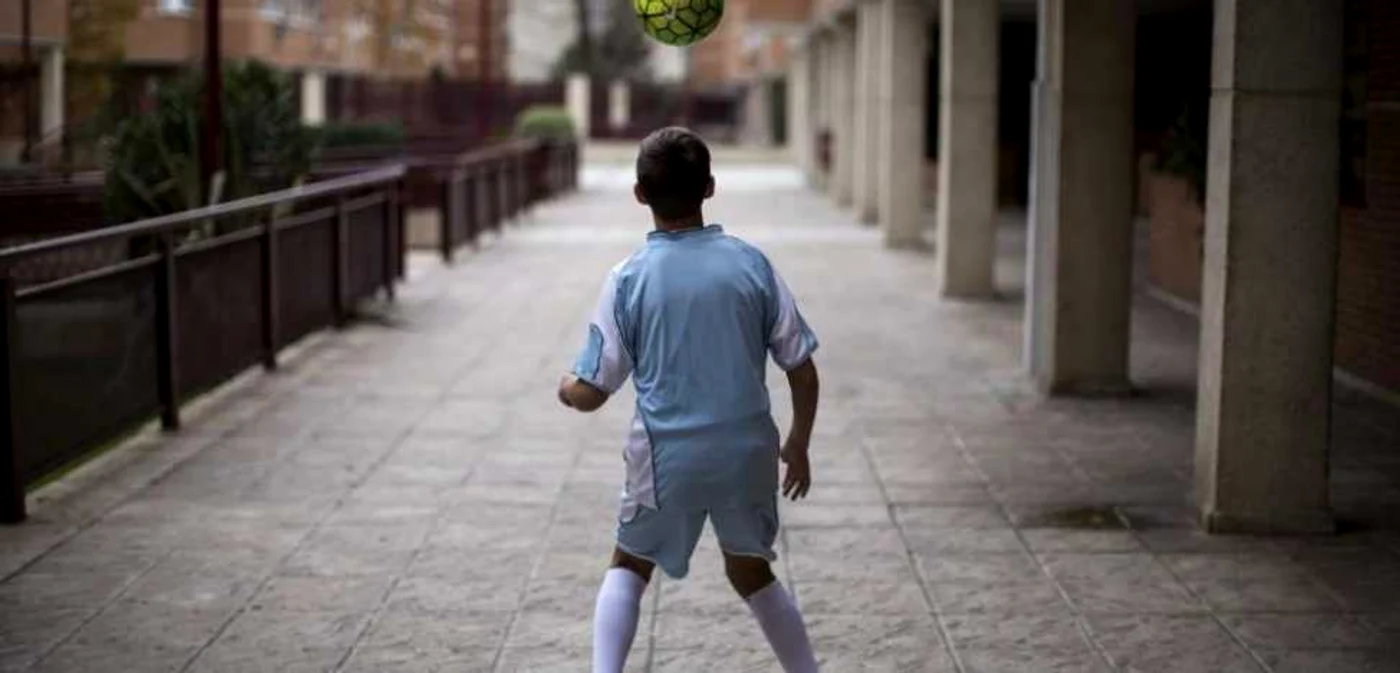 Marea pasiune a băiatului este fotbalul FOTO: El Mundo