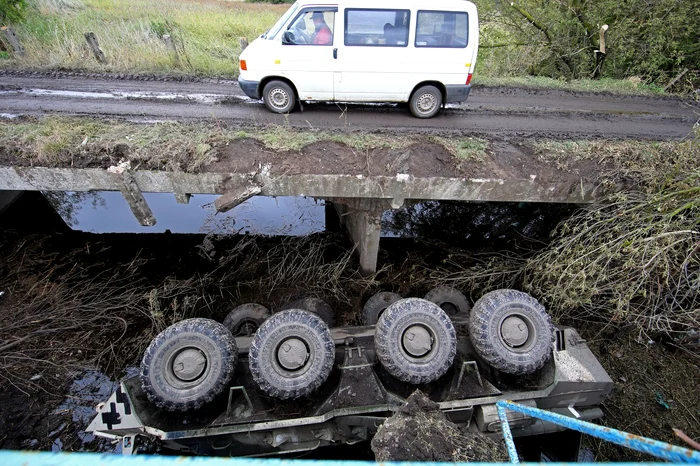 O dubiță trece pe lângă un vehicul militar rusesc distrus în Balakliia, Harkov FOTO Profimedia