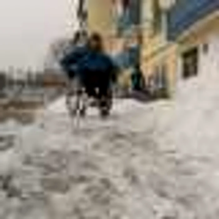Calvarul prin care trece un băiat în caruciorul cu rotile, care are de umblat prin oraşul înzăpezit!
