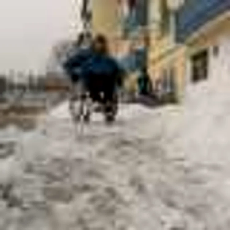 Calvarul prin care trece un băiat în caruciorul cu rotile, care are de umblat prin oraşul înzăpezit!