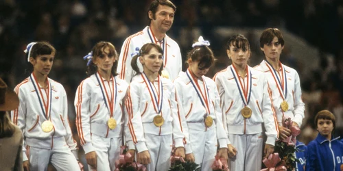 1979: Béla Károlyi, alături de echipa care a adus primul titlu mondial al României, la Fort Worth. Foto Getty images