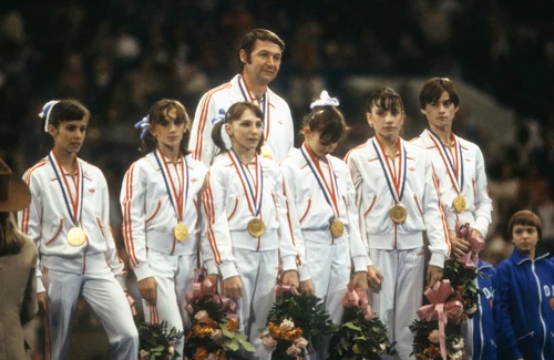 1979: Béla Károlyi, alături de echipa care a adus primul titlu mondial al României, la Fort Worth. Foto Getty images