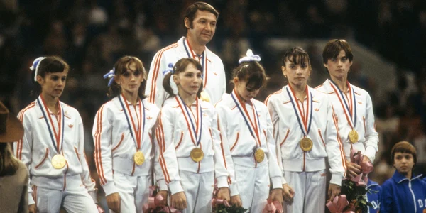 1979: Béla Károlyi, alături de echipa care a adus primul titlu mondial al României, la Fort Worth. Foto Getty images