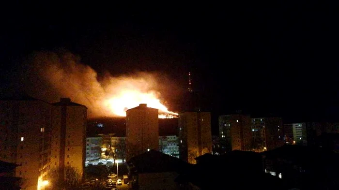 
    Incendiul din Piatra Neamț s-a manifestat pe o suprafață foarte mare timp de mai multe ore  