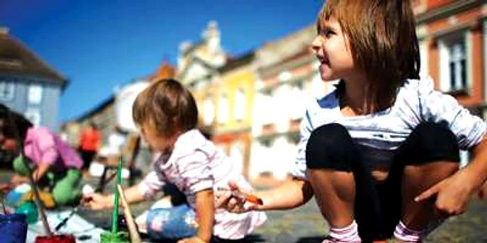 Timişoara: Copiii şi-au făcut atelier în stradă în Piaţa Unirii