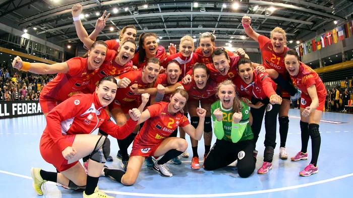 
    Naţionala feminină de handbal, după victoria cu Spania  