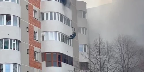 Incendiu bloc Constanţa Bdul Mamaia - o femeie sare cade de la etaj Sursa martor