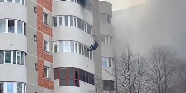 Incendiu bloc Constanţa Bdul Mamaia - o femeie sare cade de la etaj Sursa martor
