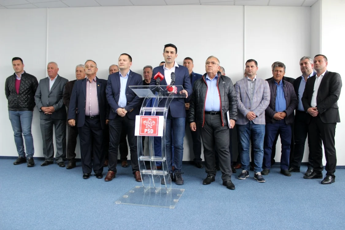 Claudiu Manda, alături de cei 14 primari - parteneri din opoziţie FOTO / Jurnalul Olteniei