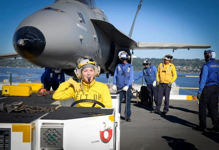 Veste galbene pe USS Nimitz FOTO US Navy/MCS3 Siobhana R. McEwen