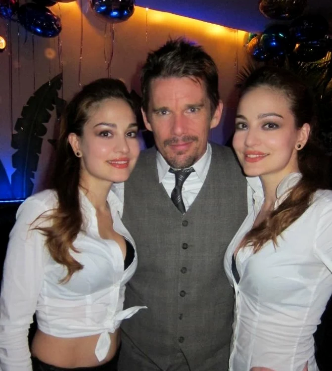 Gemenele Indiggo nu au ratat momentul să se pozeze cu Ethan Hawke