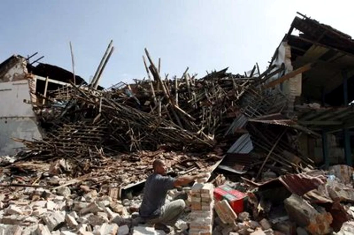 
    Epicentrul a fost localizat la 16 kilometri de oraşul Raba, la o adâncime de 18 kilometri  
