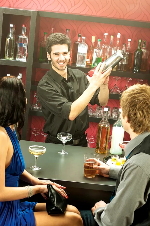 
    Te poţi angaja ca  barman pe vase de  croazieră sau  în hoteluri de lux  (Foto: Shutterstock)  