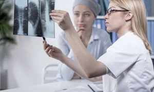 medic pacienta radiografie pulmonara jpeg