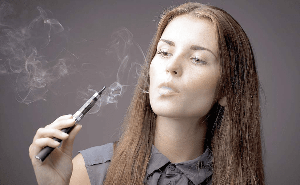 Minorii nu vor mai avea voie să fumeze în public