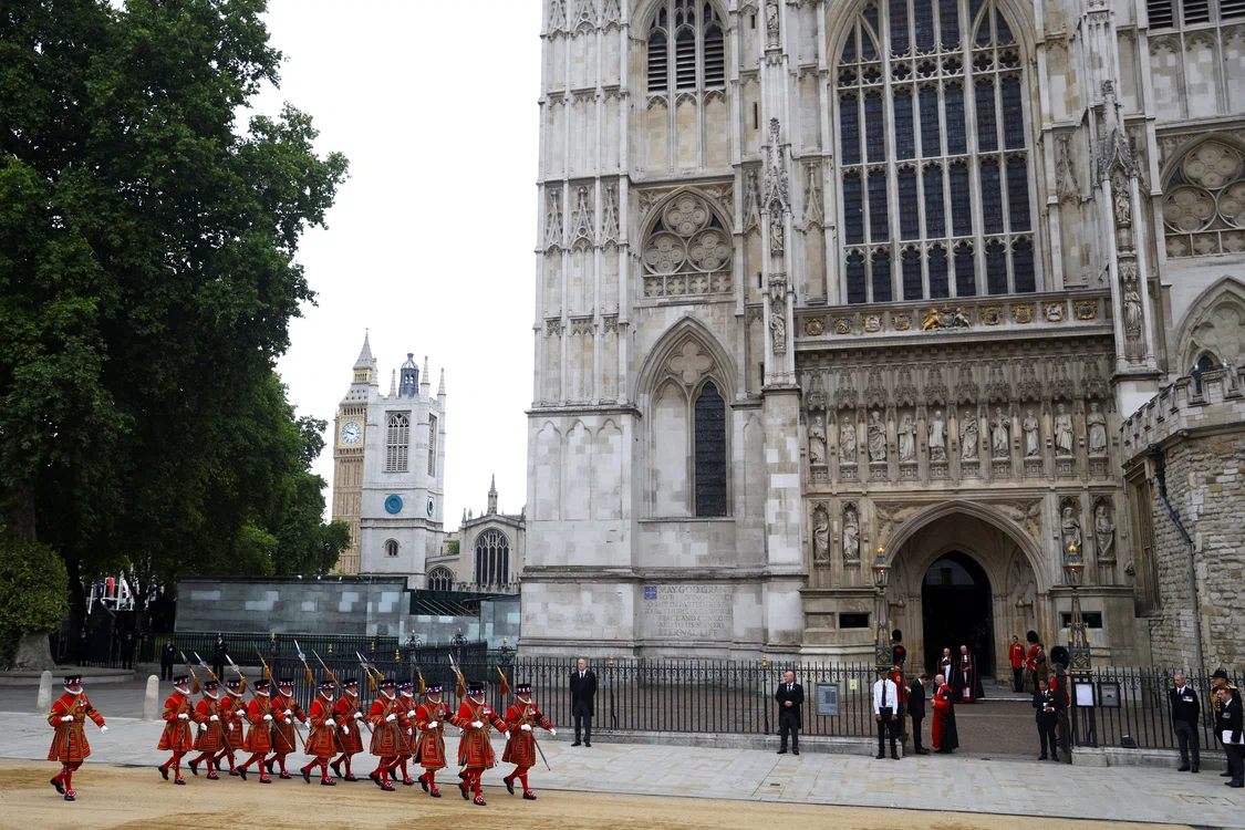 O prezentatoare TV, a adormit în fața palatului Buckingham, după funeralii! (sursa FOTO GettyImages)