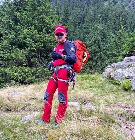 Julien Berquez este salvator montan voluntar în cadrul Salvamont Argeș Foto: Arhivă personală