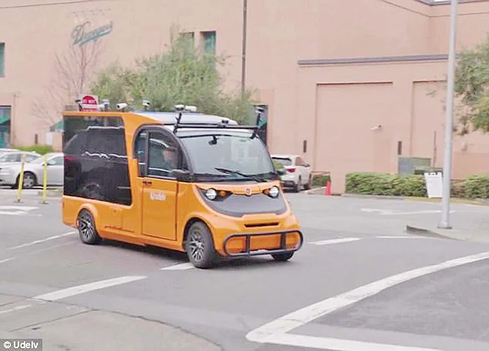 Vehiculul porneşte  către magazin pentru  a fi alimentat