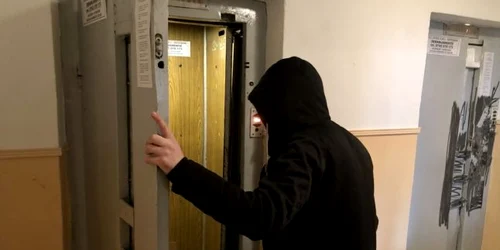 agresata in lift jpeg