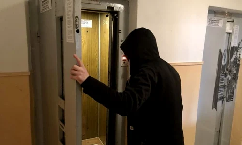 agresata in lift jpeg