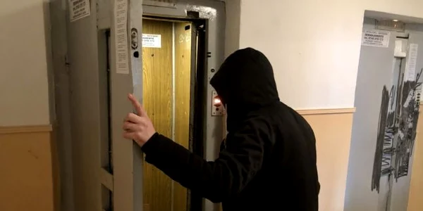 agresata in lift jpeg
