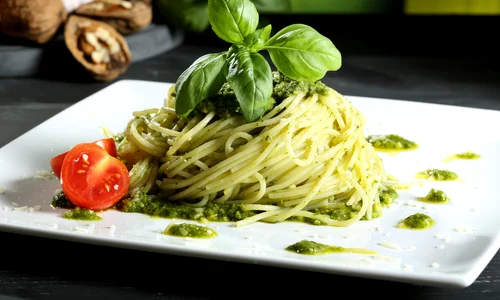 Paste cu sos pesto  Sursa foto shutterstock 156789950 jpg