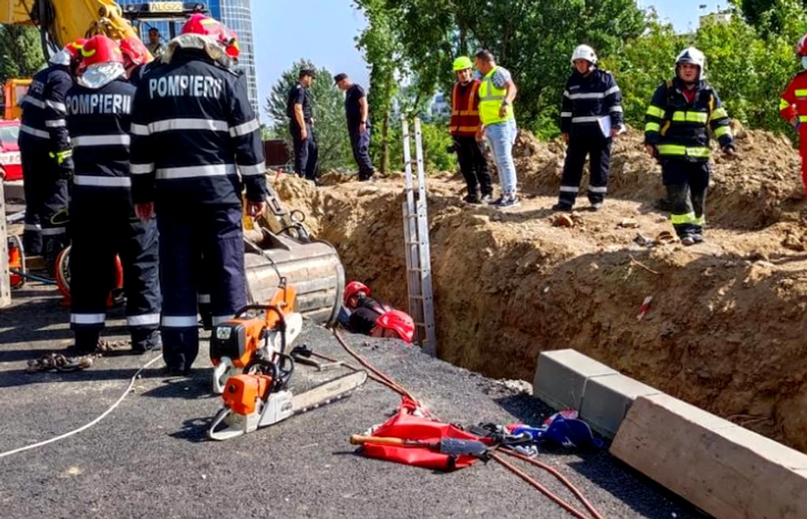 
    Mai mulți muncitori au fost prinși sub pământFoto: Inquam Photos/Octav Ganea  