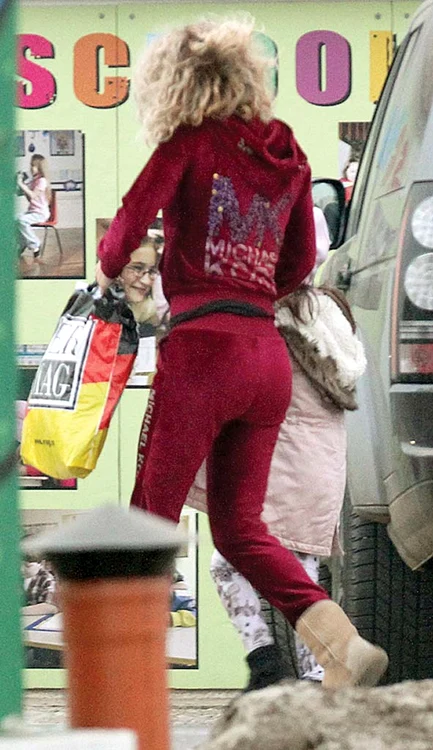 Pantalonii s-au  mulat perfect pe  fundul de  braziliancă al  Alinei Laufer