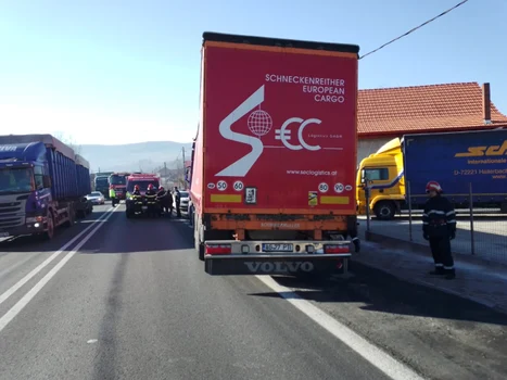 Un TIR plin cu lapte s-a izbit de gardul unei case de pe Valea Oltului - pe DN 7 - în Bujoreni - Vâlcea Foto ISU Vâlcea