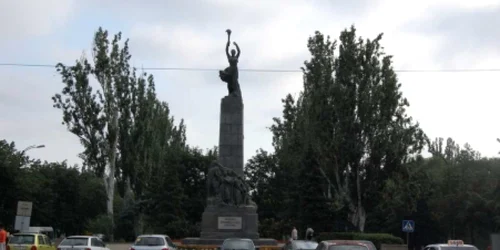 eroii comsomolului monument chisinau