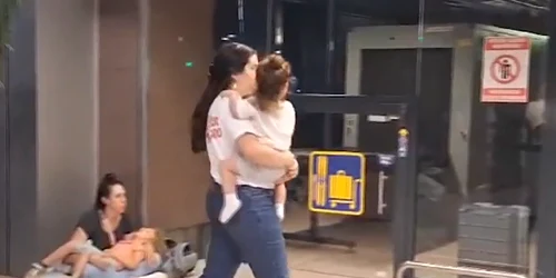 Pasagerii de pe Otopeni au așteptat mai multe ore pentru a și recupera bagajele  FOTO captură Antena 3