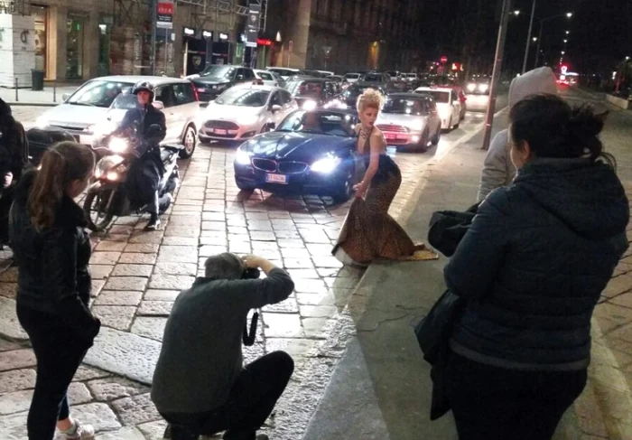 
    La Milano, Adora a pozat printre maşini până seara târziuFoto: Click!  