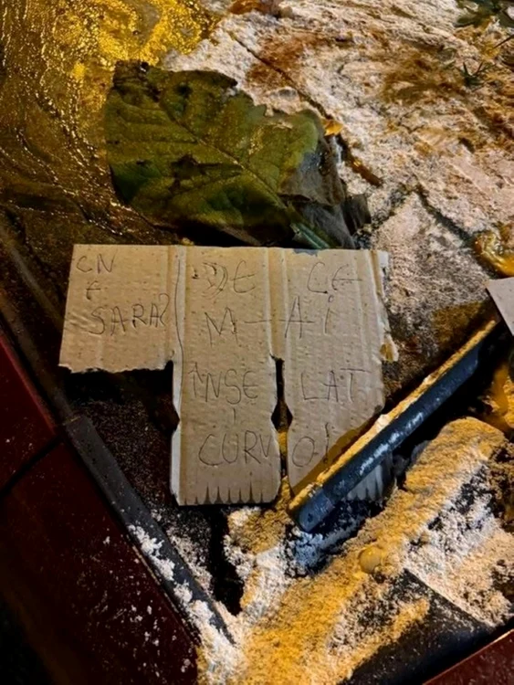 Mesajul din parbriz. FOTO: TV Iaşi Life