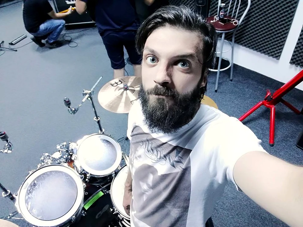 Cristi Filipescu, toboşarul trupei Chrom Dioxid din Târgovişte. FOTO: Facebook