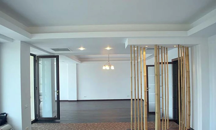 Interiorul casei e mai mult decât generos, în comparație cu cel al celulei din Arestul Poliției