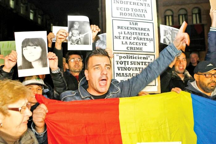 
    Peste 15.000 de români au blocat ieri seară centrul Capitalei, pentru a cere demisia autorităţilor  responsabile de dezastrul de la club «Colectiv» Vizaţi au fost primarul Piedone şi ministrul Oprea  