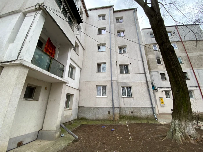 De la etajul trei al acestui bloc a căzut Carol. Foto: botosaninews.ro