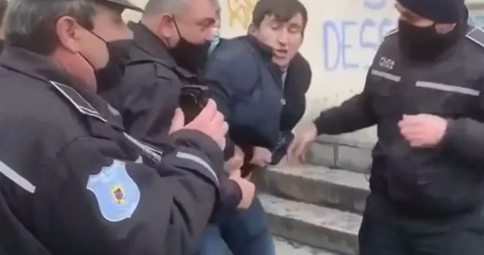 Scandalagiul a pozat în victimă ca să fie ajutat de mulțime FOTO captură video