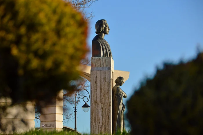 Statuie Mihai Eminescu FOTO Ovidiu Oprea