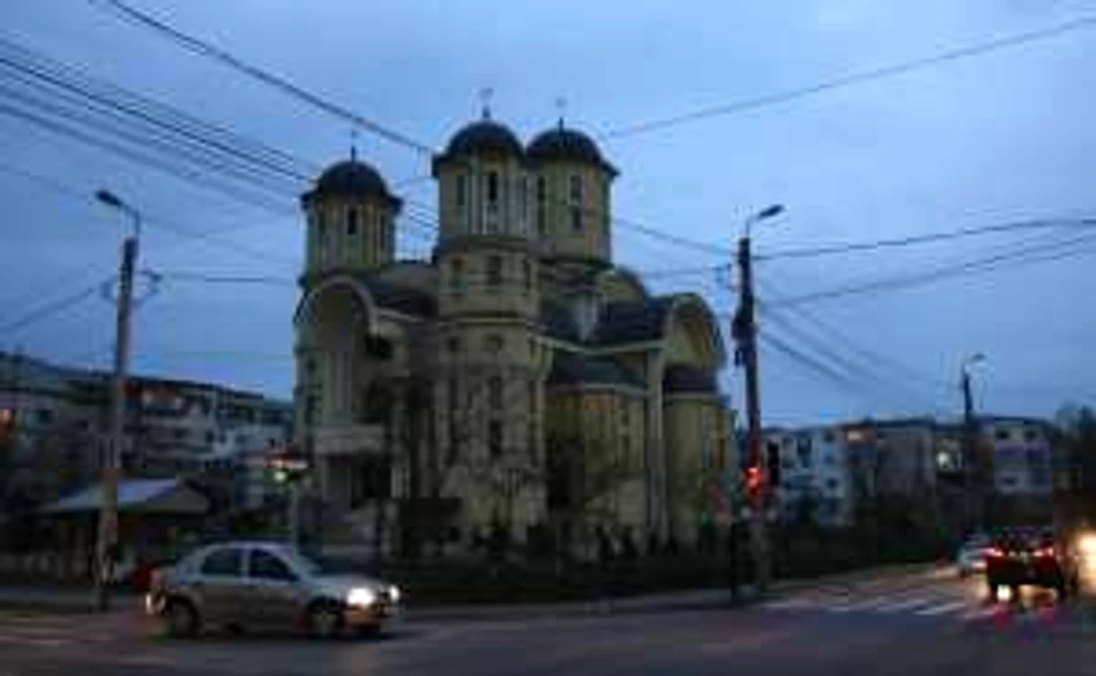 În faţa bisericii din Galata, traficul este blocat în fiecare dimineaţă