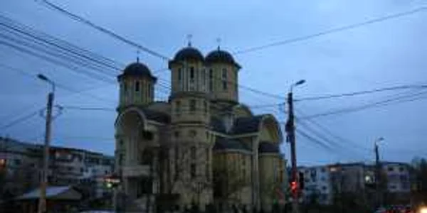 În faţa bisericii din Galata, traficul este blocat în fiecare dimineaţă