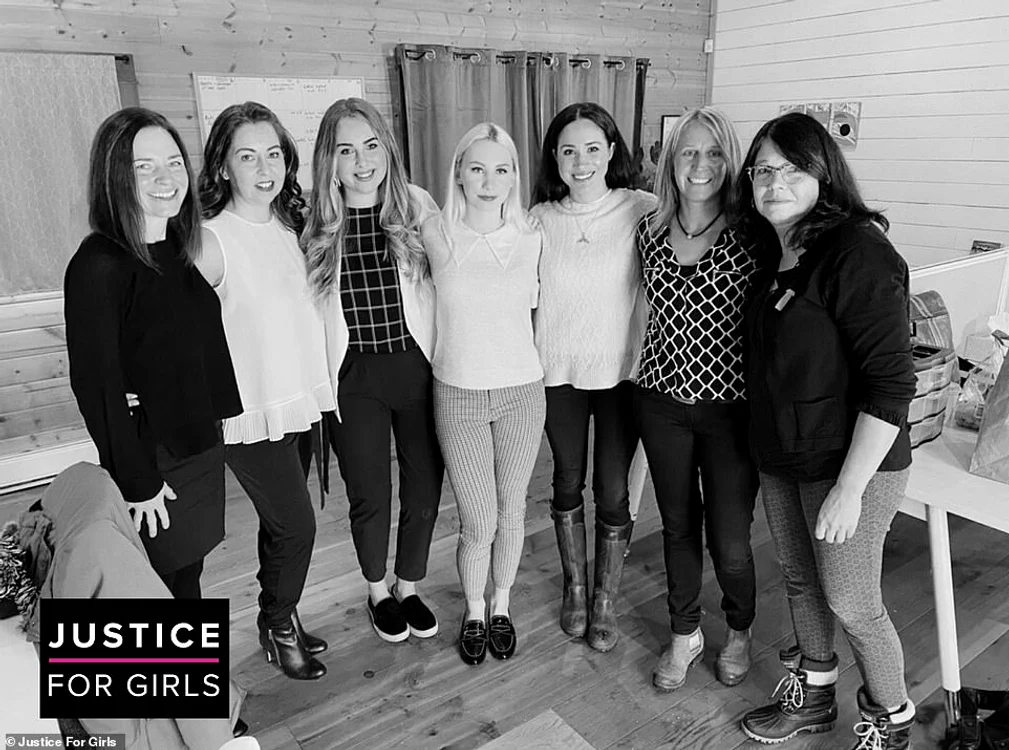 Meghan Markle s-a întâlnit în Vancouver cu membrele organizației caritabile ”Dreptate pentru femei”foto Justice for Girls