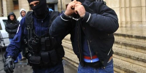 Patru membri au fost reţinuţi pentru 24 de ore/foto: Arhiva