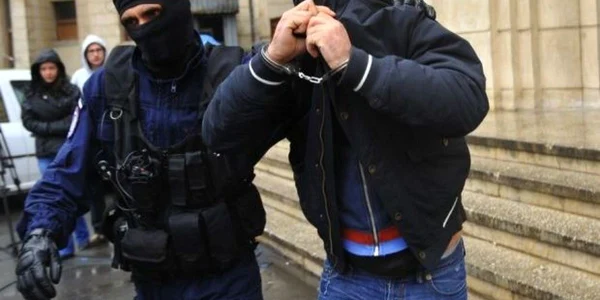 Patru membri au fost reţinuţi pentru 24 de ore/foto: Arhiva