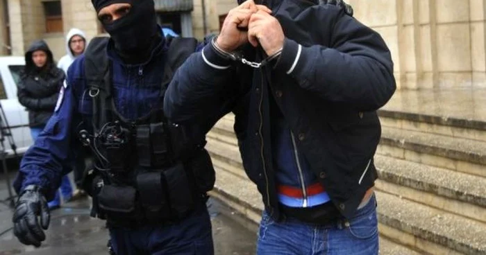Patru membri au fost reţinuţi pentru 24 de ore/foto: Arhiva