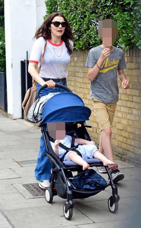 Rachel Weisz, împreună cu fetiţa, în cărucior, şi fiul său, Henry