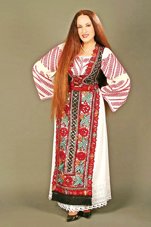 Maria Dragomiroiu are acasă 42 de costume tradiţionale, iar cel mai vechi are 100 de ani